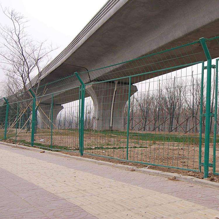 北京厂家直销浸塑双边丝护栏网工地实施带框护栏网