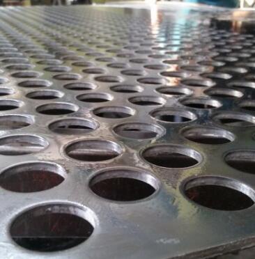 厂家直销彩钢板卷料圆孔冲孔板--安平县万诺丝网