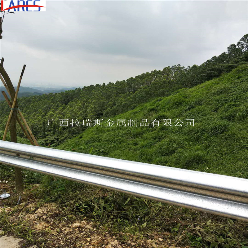 桂林市波形护栏板、公路防撞栏价格、波形护栏一米价格