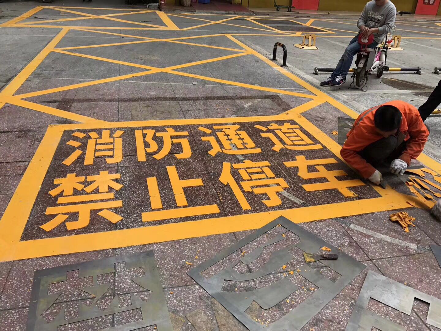 深圳热熔划线公司 小区划线 厂区通道线 停车场车位标线工程