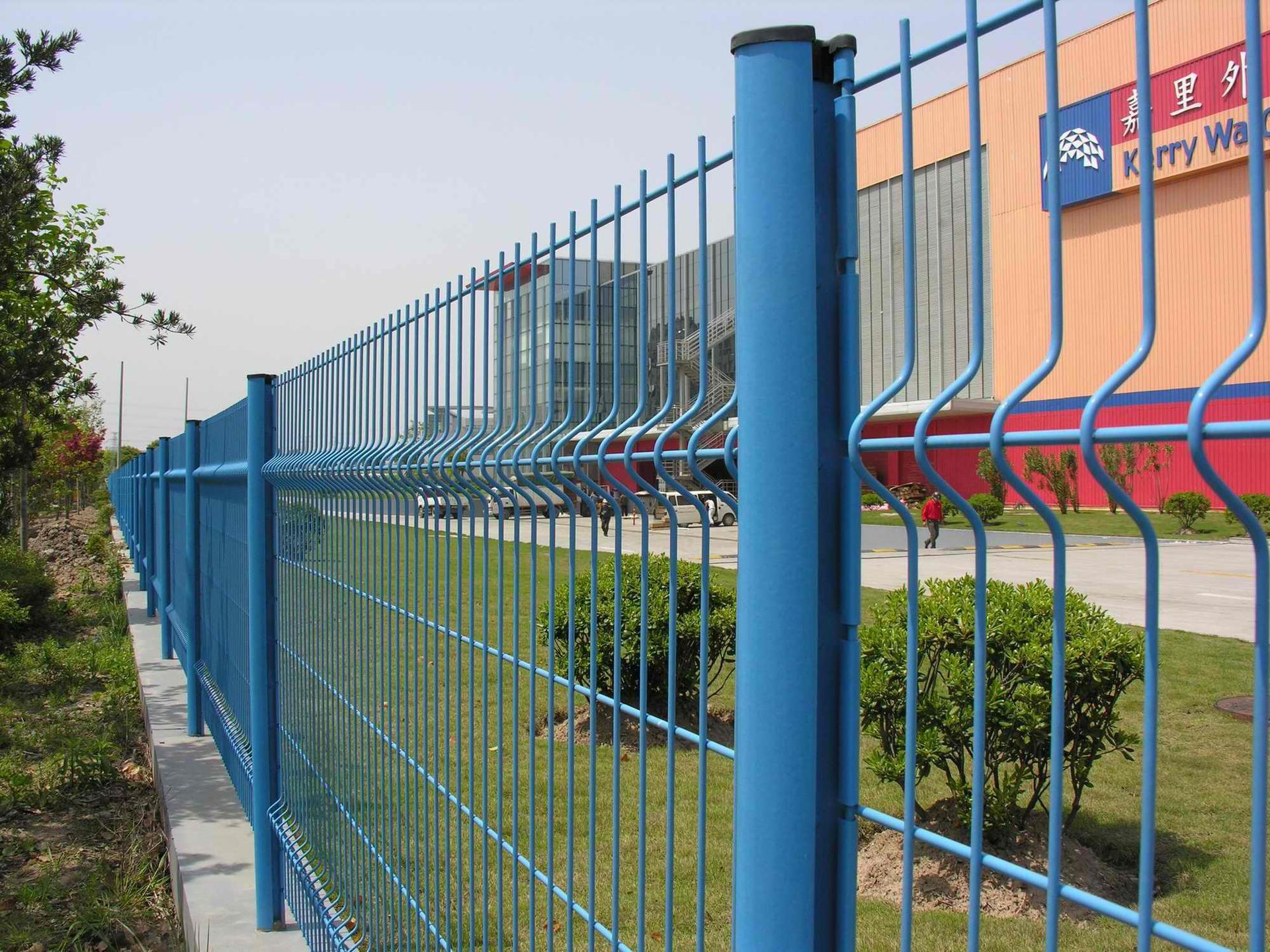 浙江桃型柱护栏 三角折弯护栏 小区公园护栏网 机场码头隔离栅 公路街道围栏