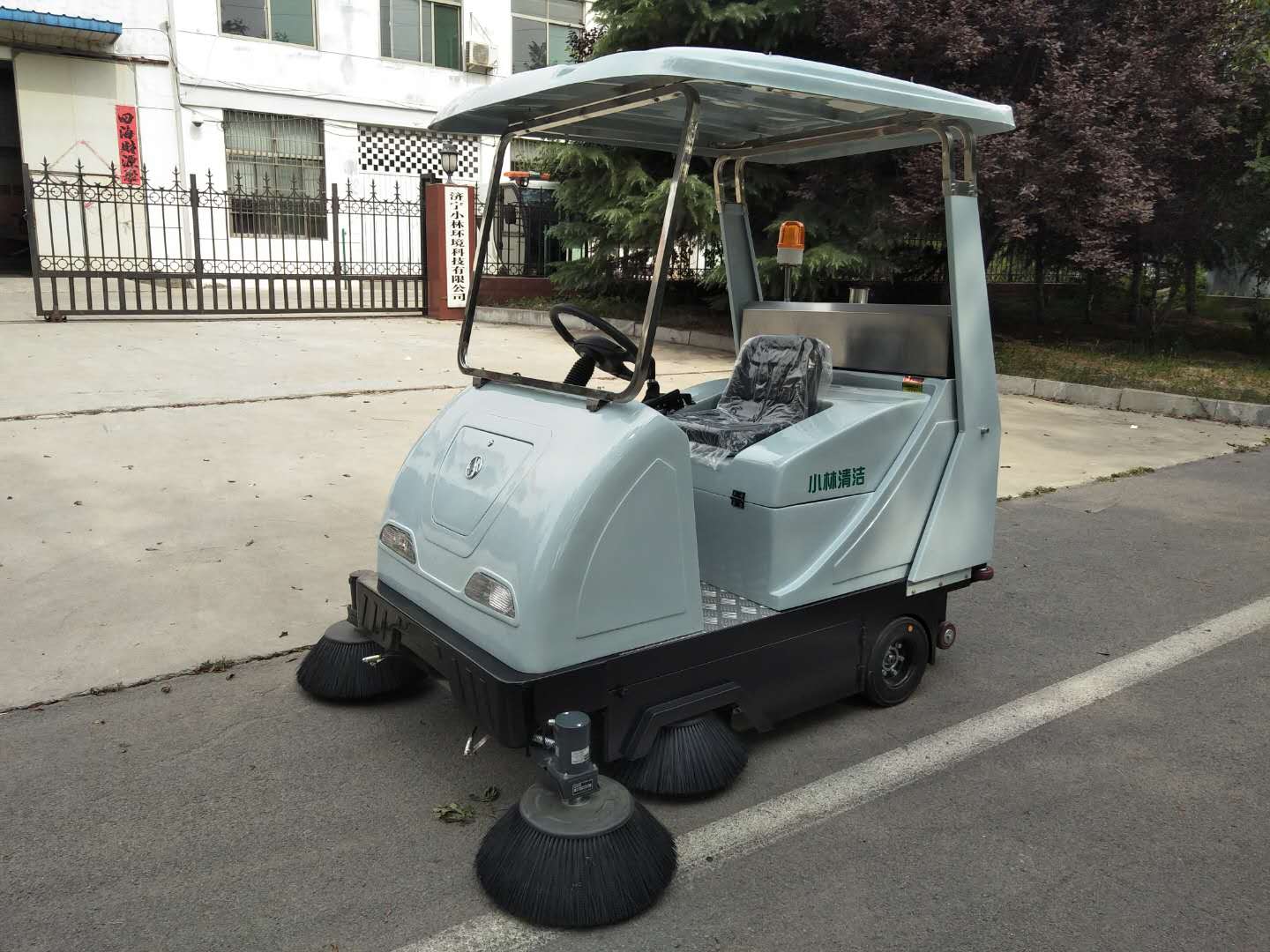 济宁新款XLS-1750驾驶式电动吸尘车 道路扫地车直销