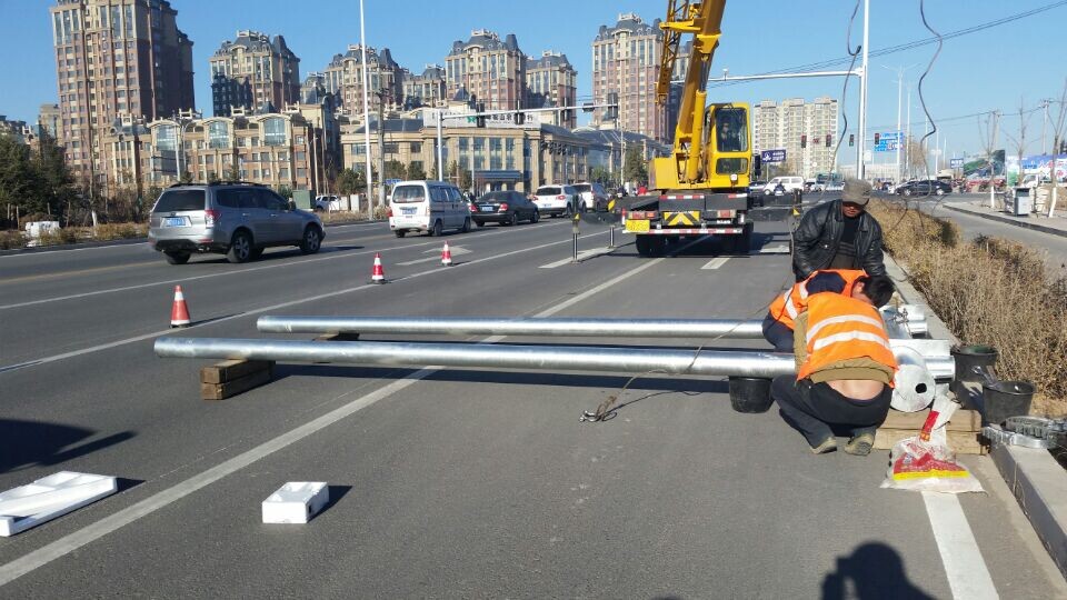 公路标志杆焊接结构与安装方式