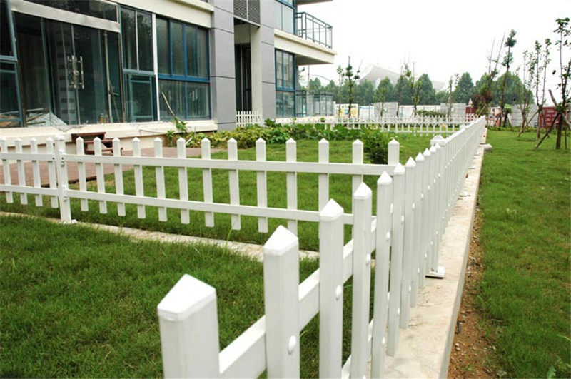 洪山PVC草坪护栏安装图片