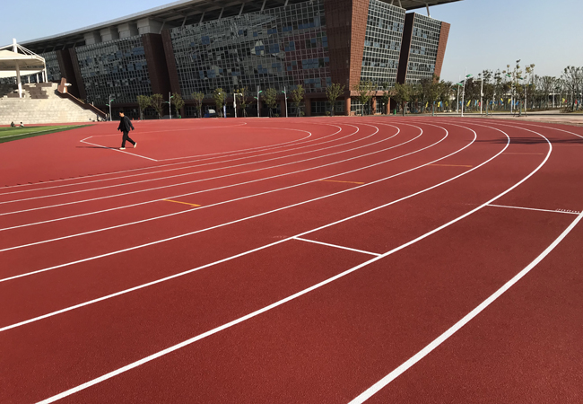 广东塑胶跑道施工厂家-德朝体育塑胶跑道材料优点多！
