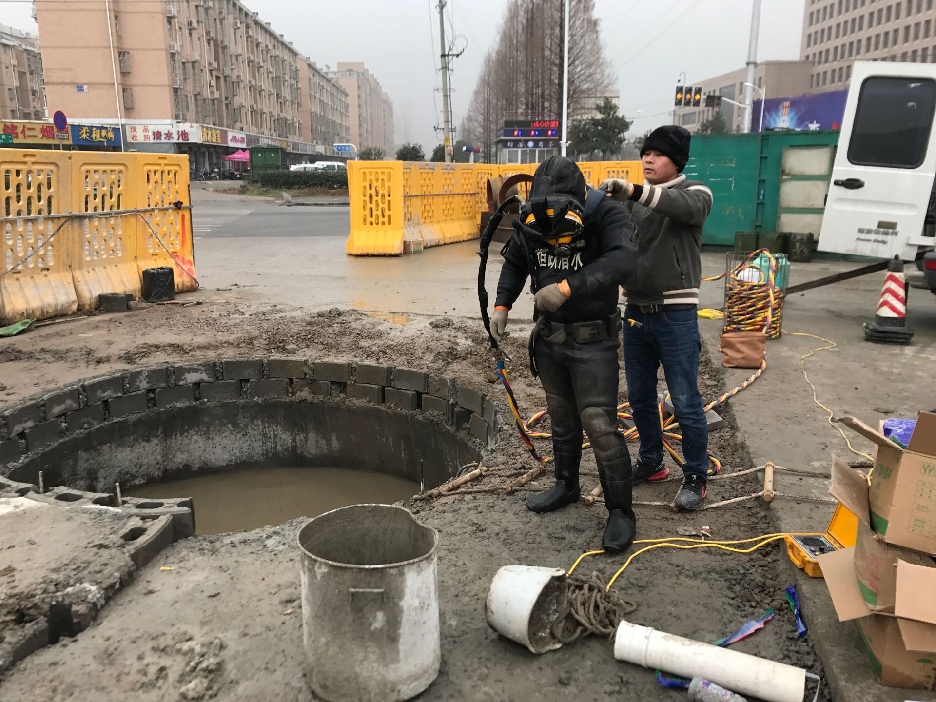 沙河市水下堵漏队伍-本地潜水员水下工程堵漏