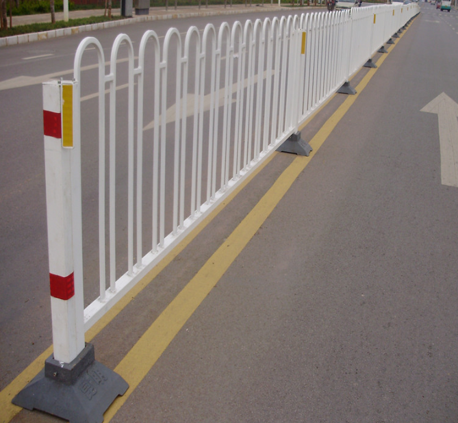 城市交通镀锌喷塑钢护栏京式防护栏