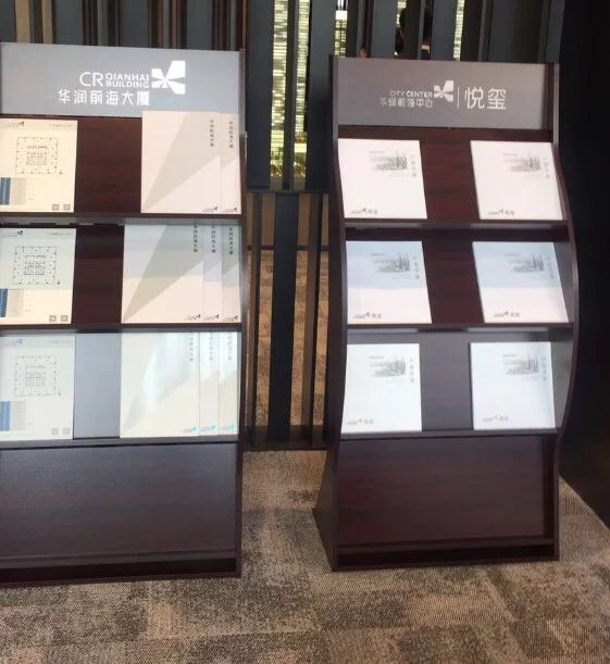 北京黑色木质资料架落地架售楼处资料架电影院宣传册展示架
