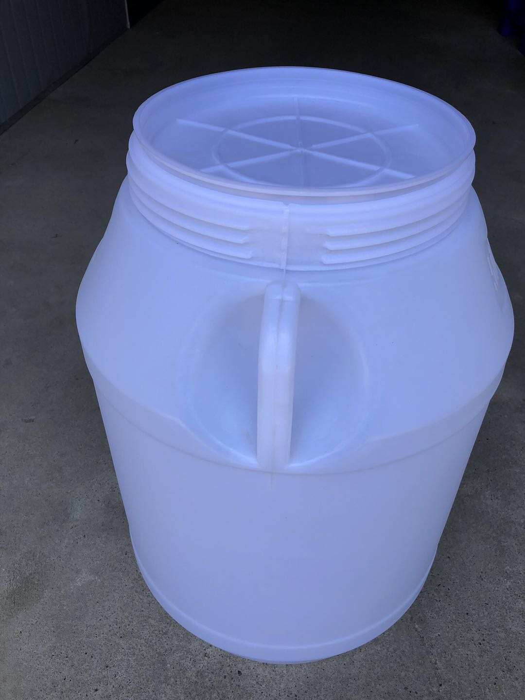 广西南宁80公斤塑料桶 白色敞口桶厂家批发