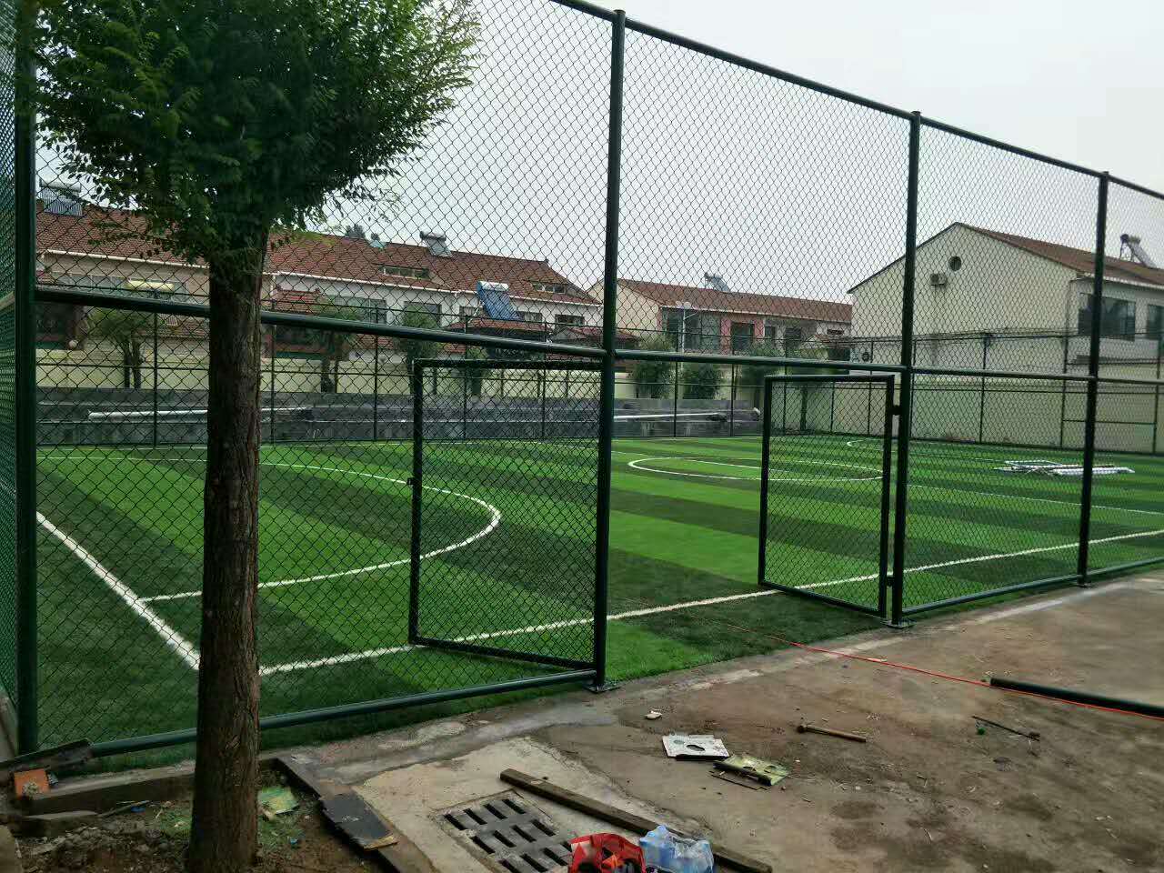 专业定制现货体育场地围网勾花足球场护栏网可批发安装