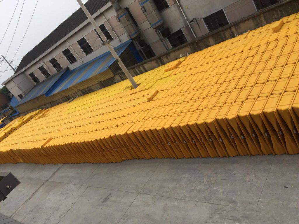 宜城1.8米高塑料水马围挡厂家批发