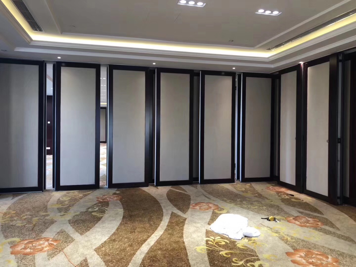 北京活动隔断屏风安装 酒店宴会厅折叠移动隔断墙门