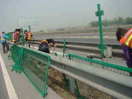 高速路上安装防眩网