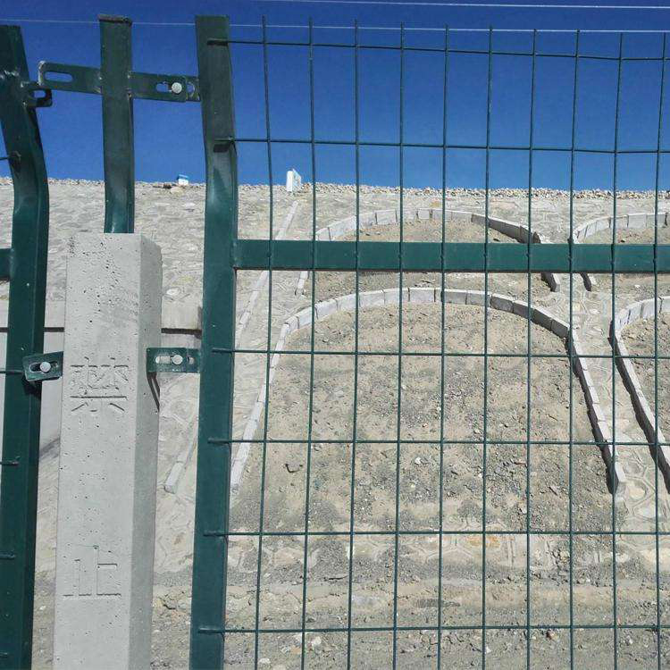 高架桥围防护网_铁路护栏网价格_公路沿线防护栅栏生产厂家