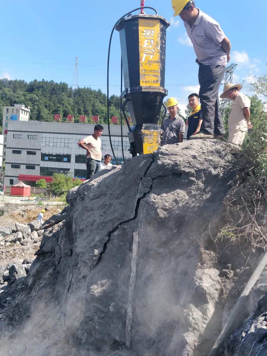西藏阿里城市挖基坑液压撑石机