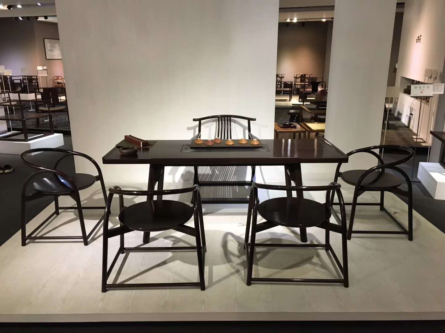 我们的家具设计理念还是很时髦 新中式黑檀 设计款 未系列 传承茶桌