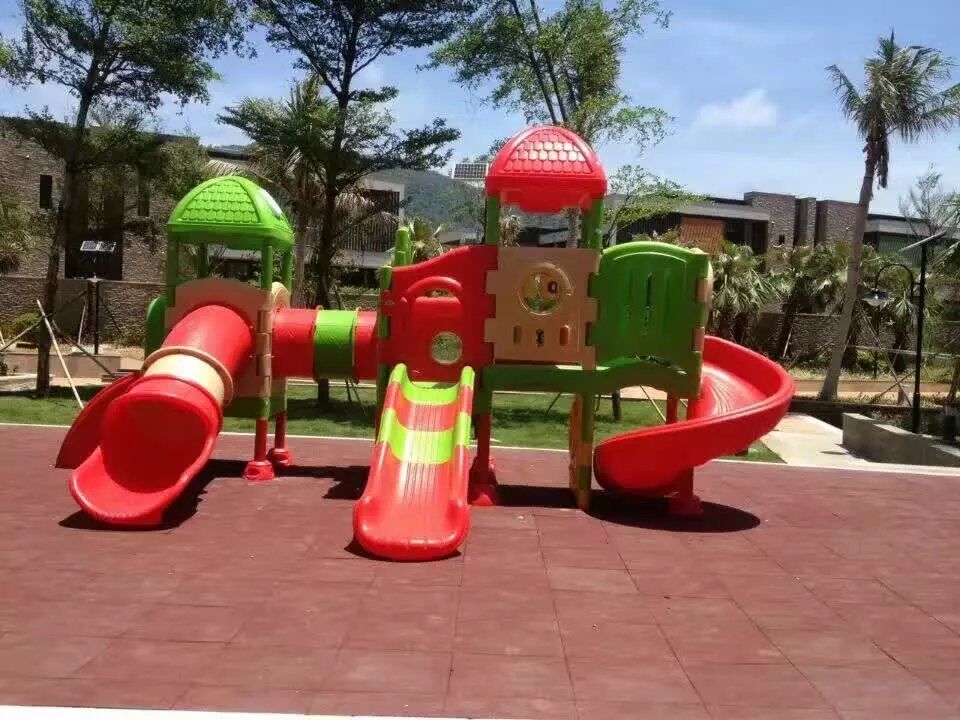 儿童娱乐滑梯安装图片，南宁市宏励体育厂家批发各种游乐玩具用品