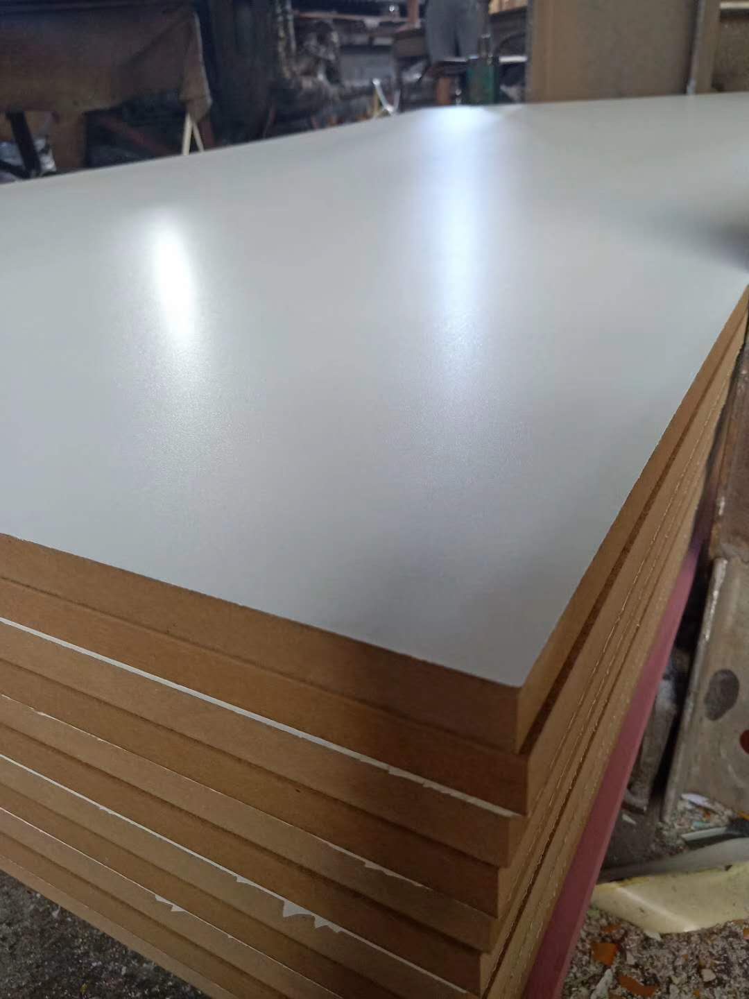 18mm密度板贴面杨木密度板家具板暖白浮雕钛白