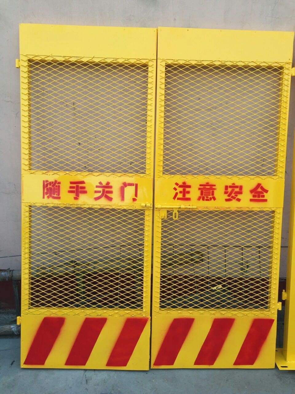 施工电梯门 楼层安全门 专业生产 现货充足