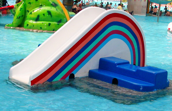 广州潮流水上乐园设备厂家提供儿童彩虹桥滑梯