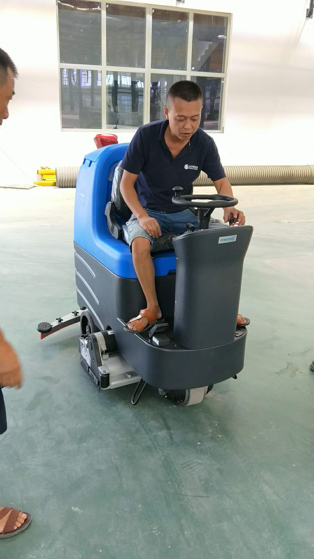 湘潭食堂驾驶式洗地机的操作原理