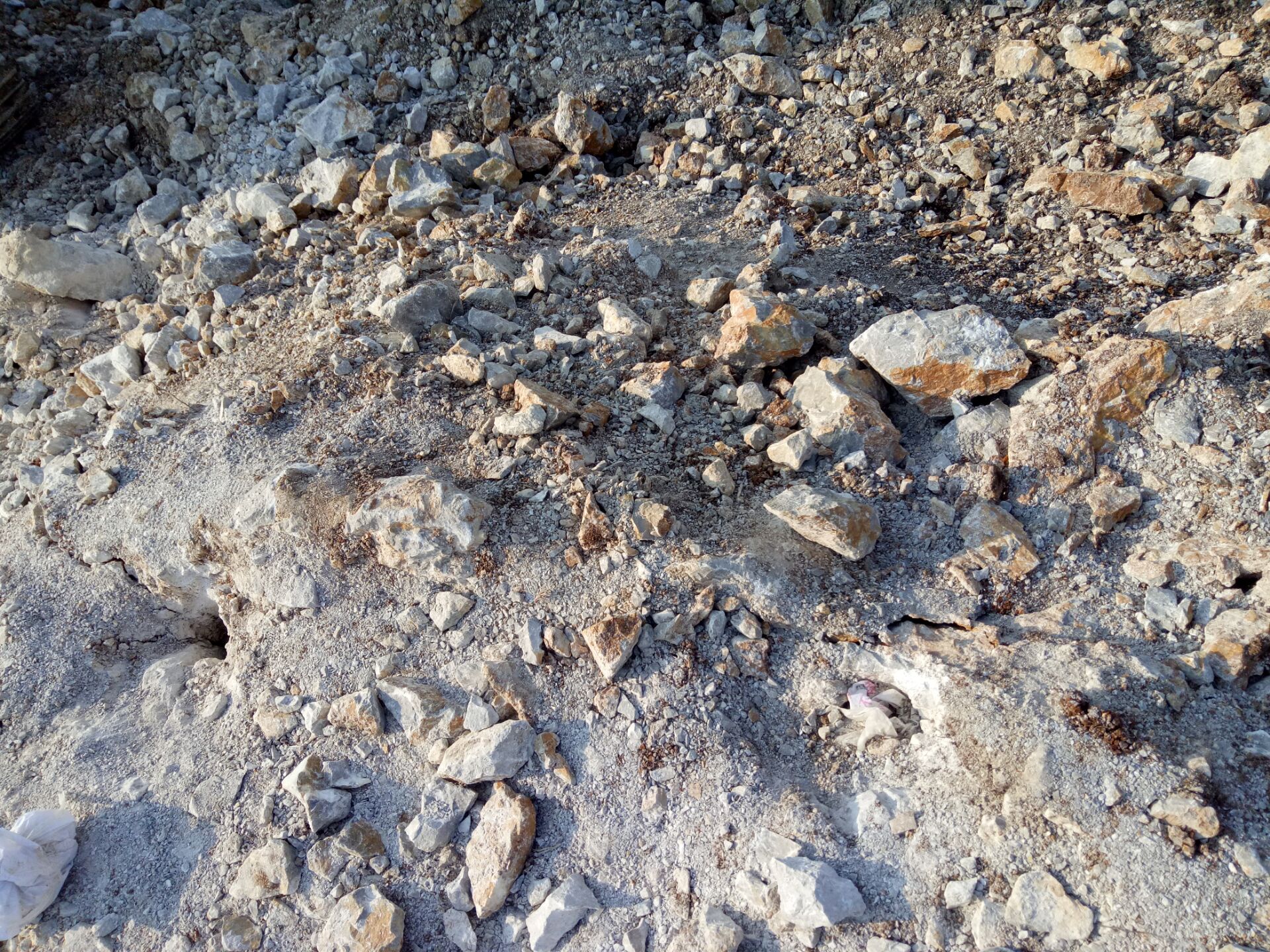 地基开挖破碎石头设备采矿方法