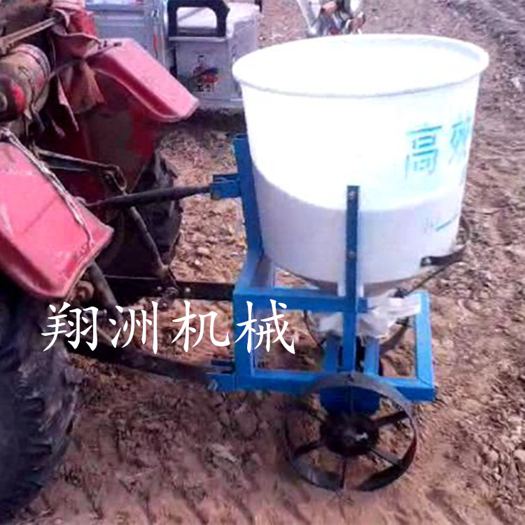 农用小四轮拖拉机后拉式洒肥机 三轮车后置电动撒肥机