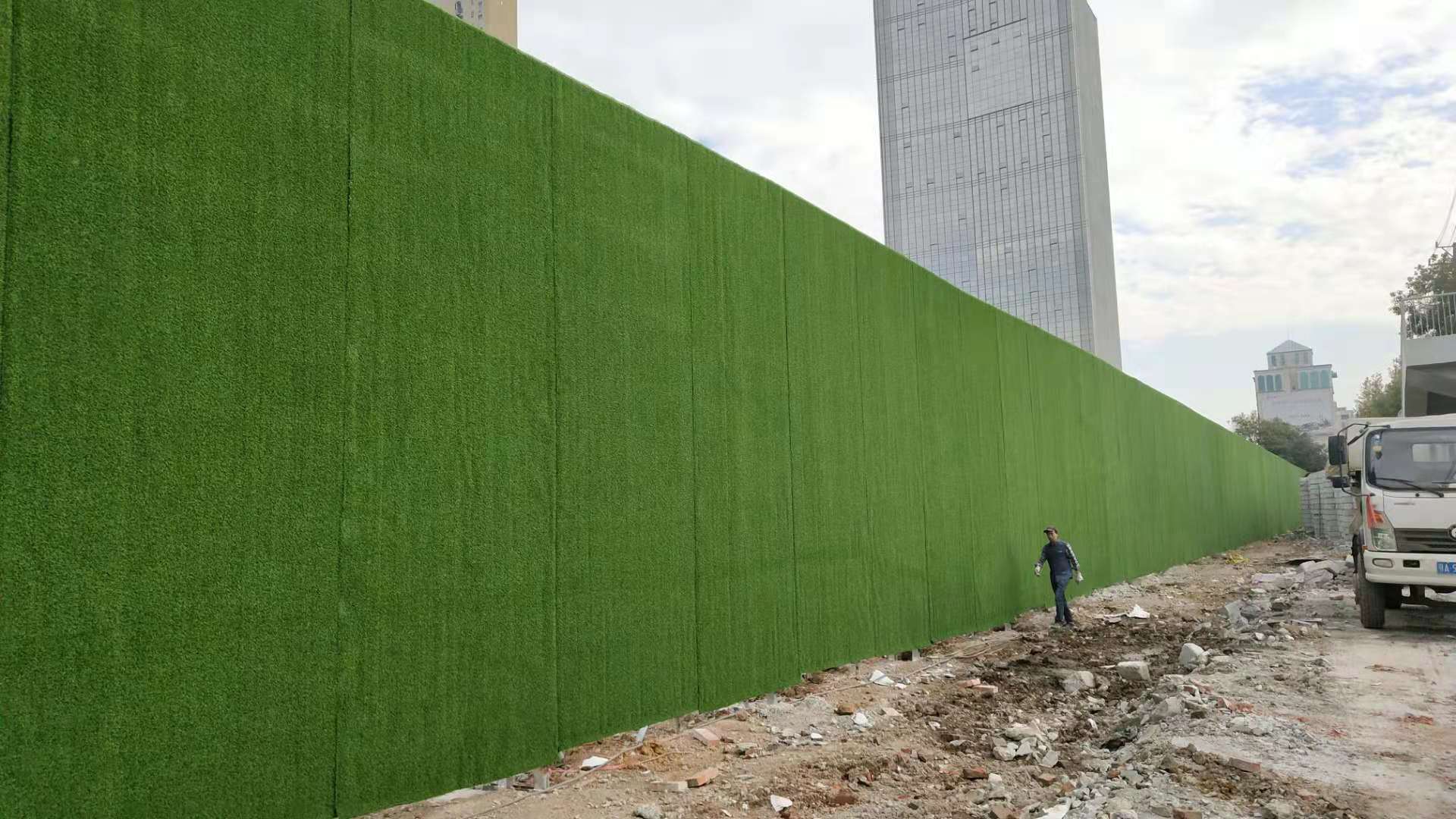 武汉军运会绿篱围挡高度不定于4.5米