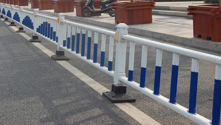 马路中间护栏**锌钢道路城市护栏杆人行厂家直销道路隔离护栏