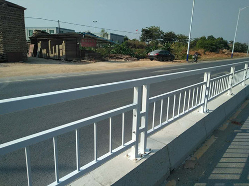 佛山锌钢公路护栏人行道护栏隔离带围栏厂家