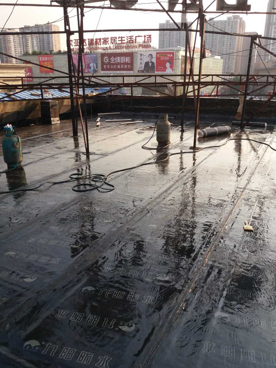 武汉屋面顶楼防水堵漏为您分享柔性防水层局部破坏的原因