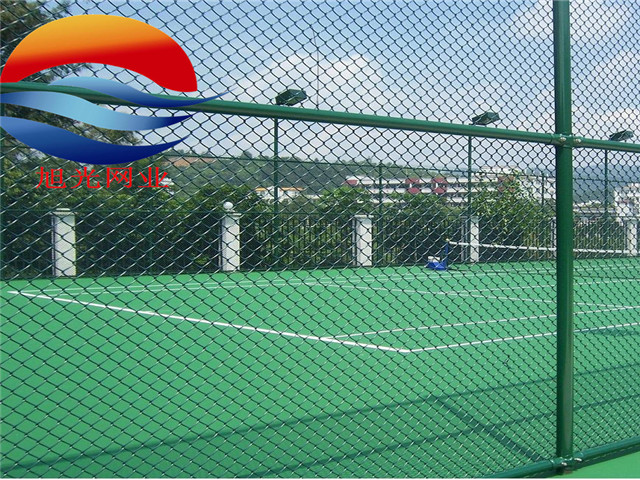 夯实基础热镀锌铁丝围栏网-预埋球场围栏-体育场围网
