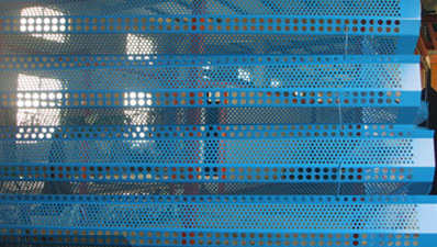 蓝色方框冲眼网爬架网 施工防护爬架网冲孔蓝色框架爬架网