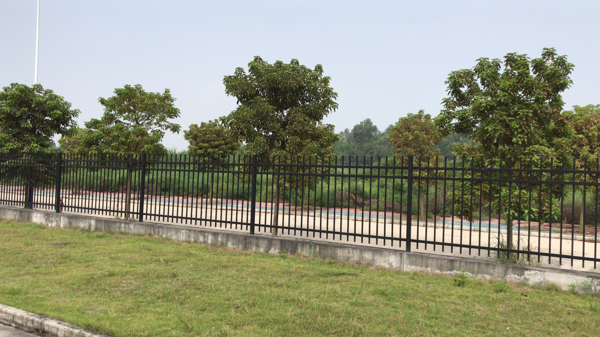 广州市锌钢小区护栏 庭院铁艺护栏 工业区锌钢围墙 锌钢草坪围栏