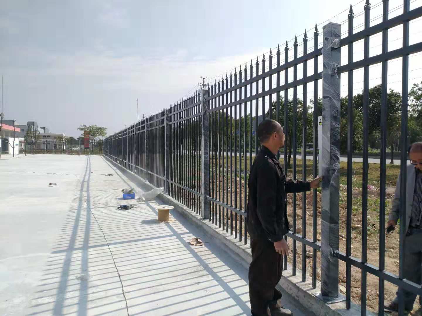 学校幼儿园常用的电子围栏性能比较，学校锌钢围栏