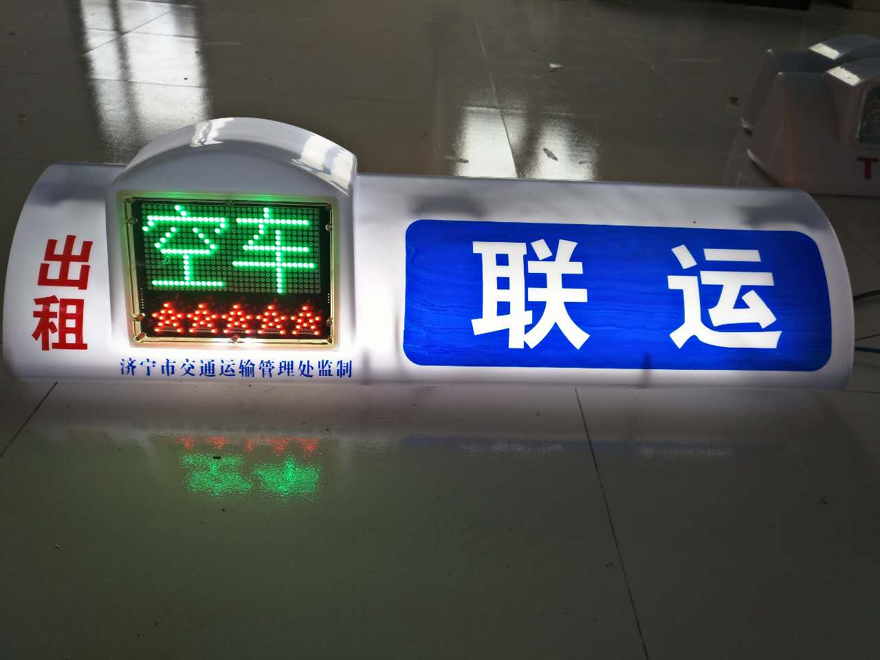 山东济宁出租车LED顶灯的士高亮LED显示屏德威品牌上市
