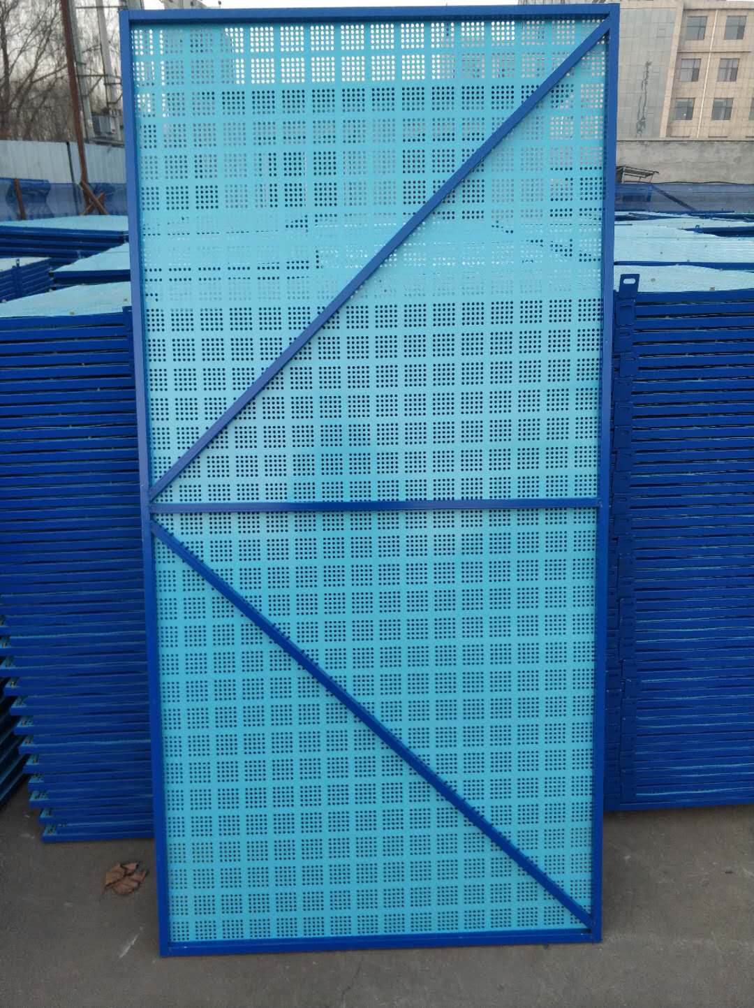 爬架网片的材质分为：镀锌板、铝板、彩涂板，低碳钢板