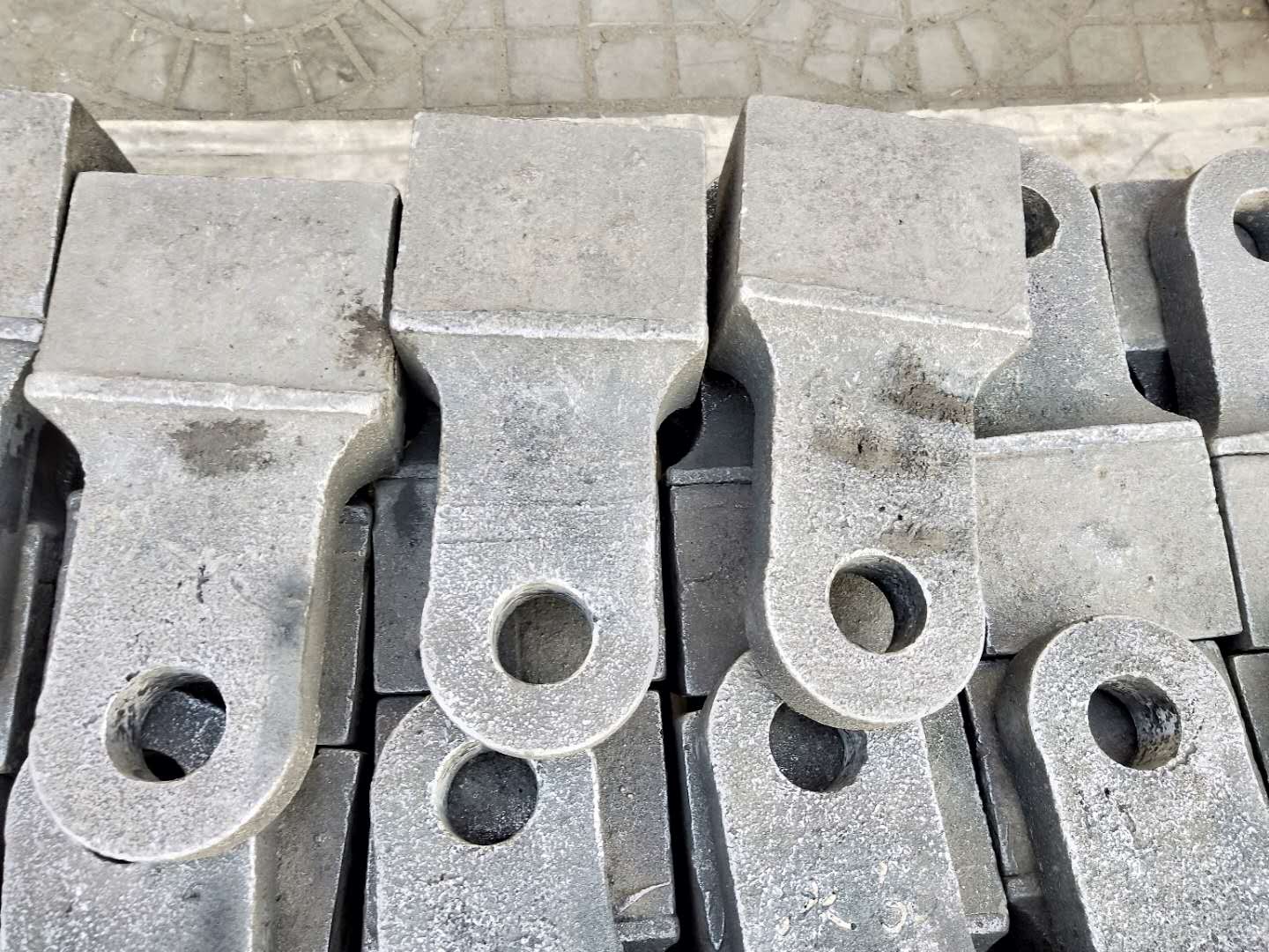 供应破碎机砖机矿机水泥厂沙厂高耐磨锤头高锰高铬衬板锤头方锤