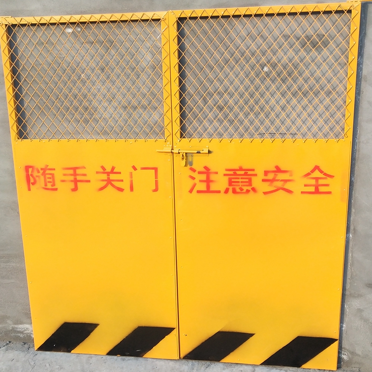 安平宏宁厂家现货供应电梯门 施工电梯门 钢板网电梯门