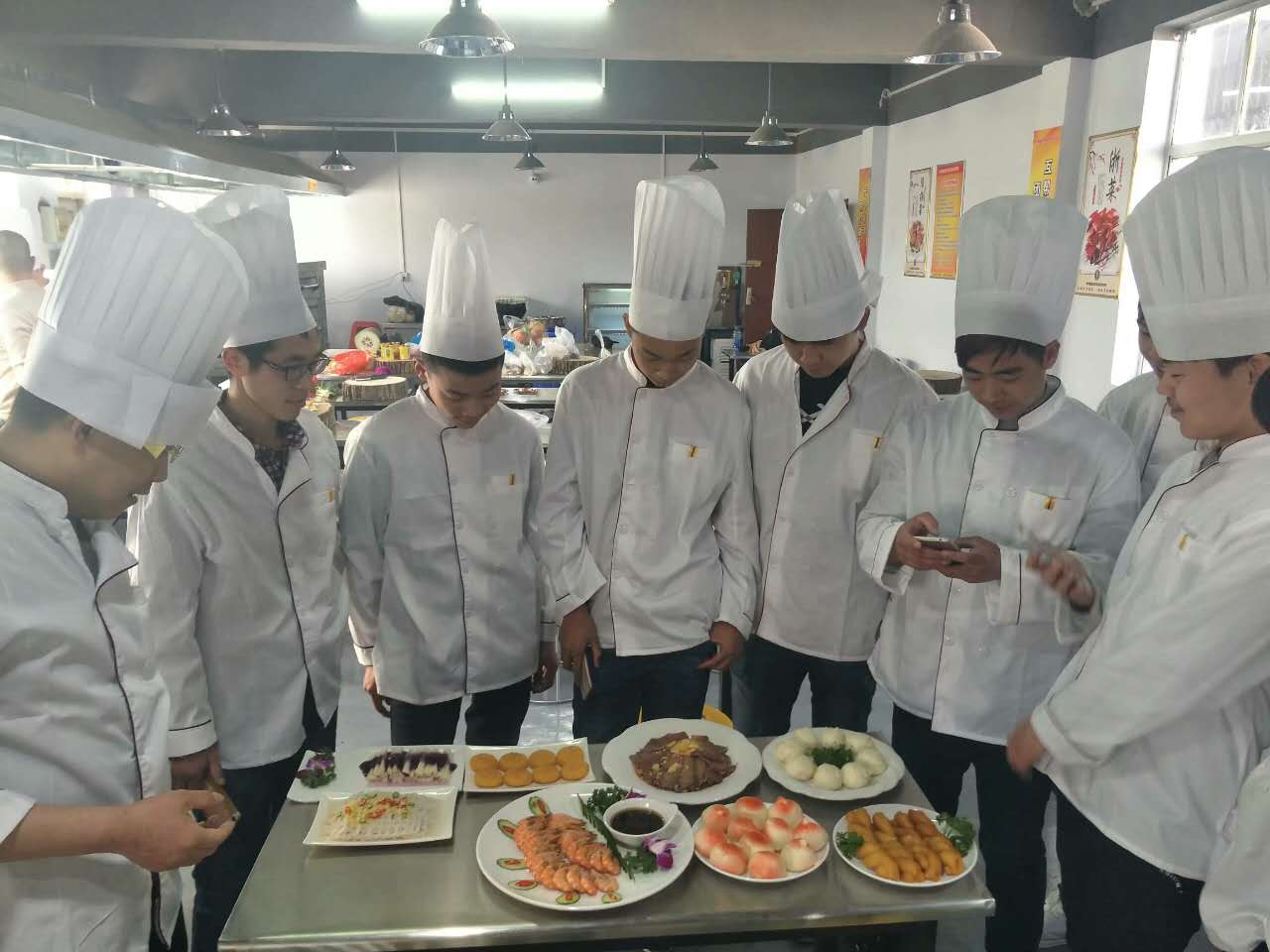 南阳厨师学校在学厨师多少学费