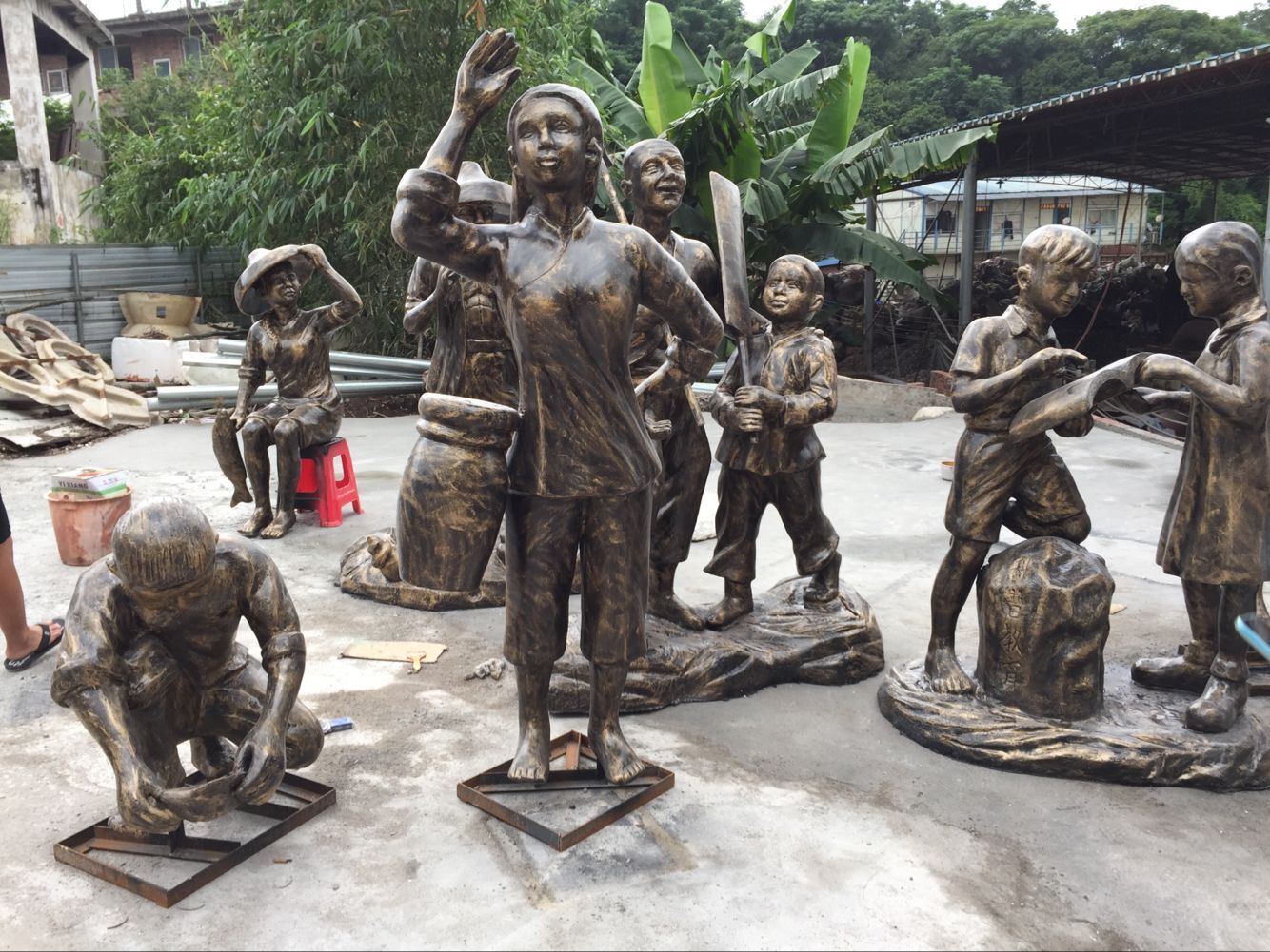 中山玻璃钢专业定制广场公园人物雕塑制品