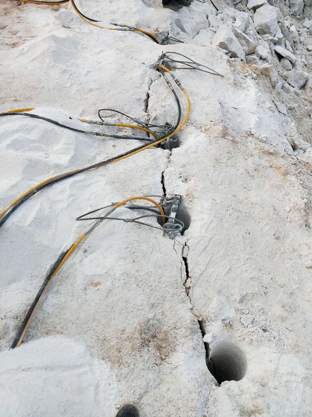 矿山解体石头破碎劈裂机