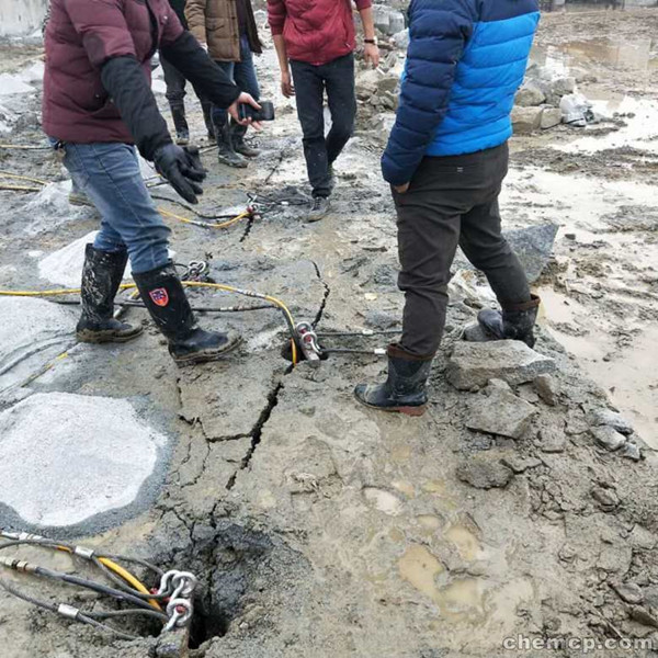 扩建高速碰到花岗岩劈裂机一台多少方