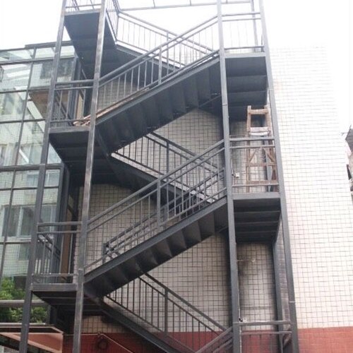 太原专注钢结构隔层的施工技术消防钢楼梯的焊接安装