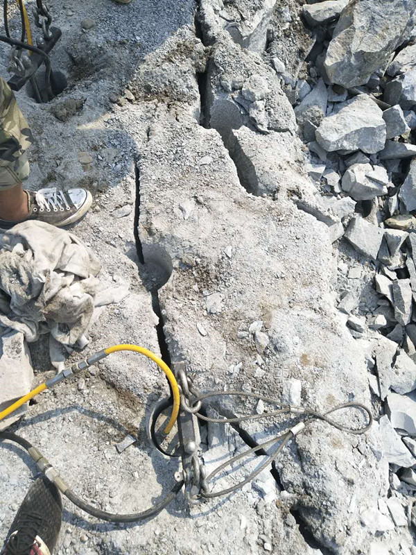 井下岩石开挖劈裂机