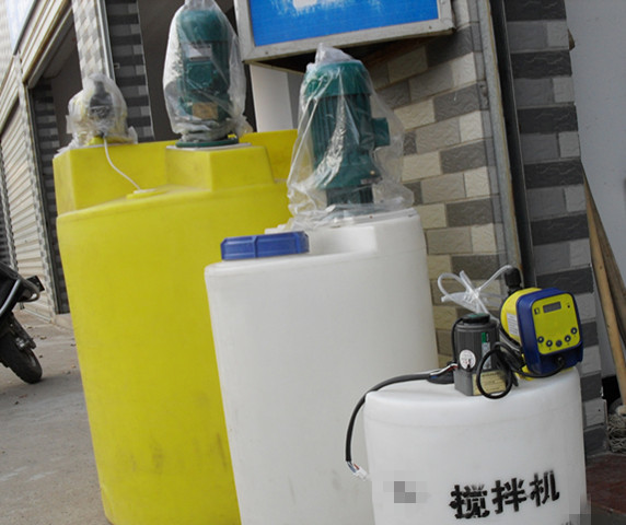 江西樟树市2吨复配罐设备塑料加药箱定制