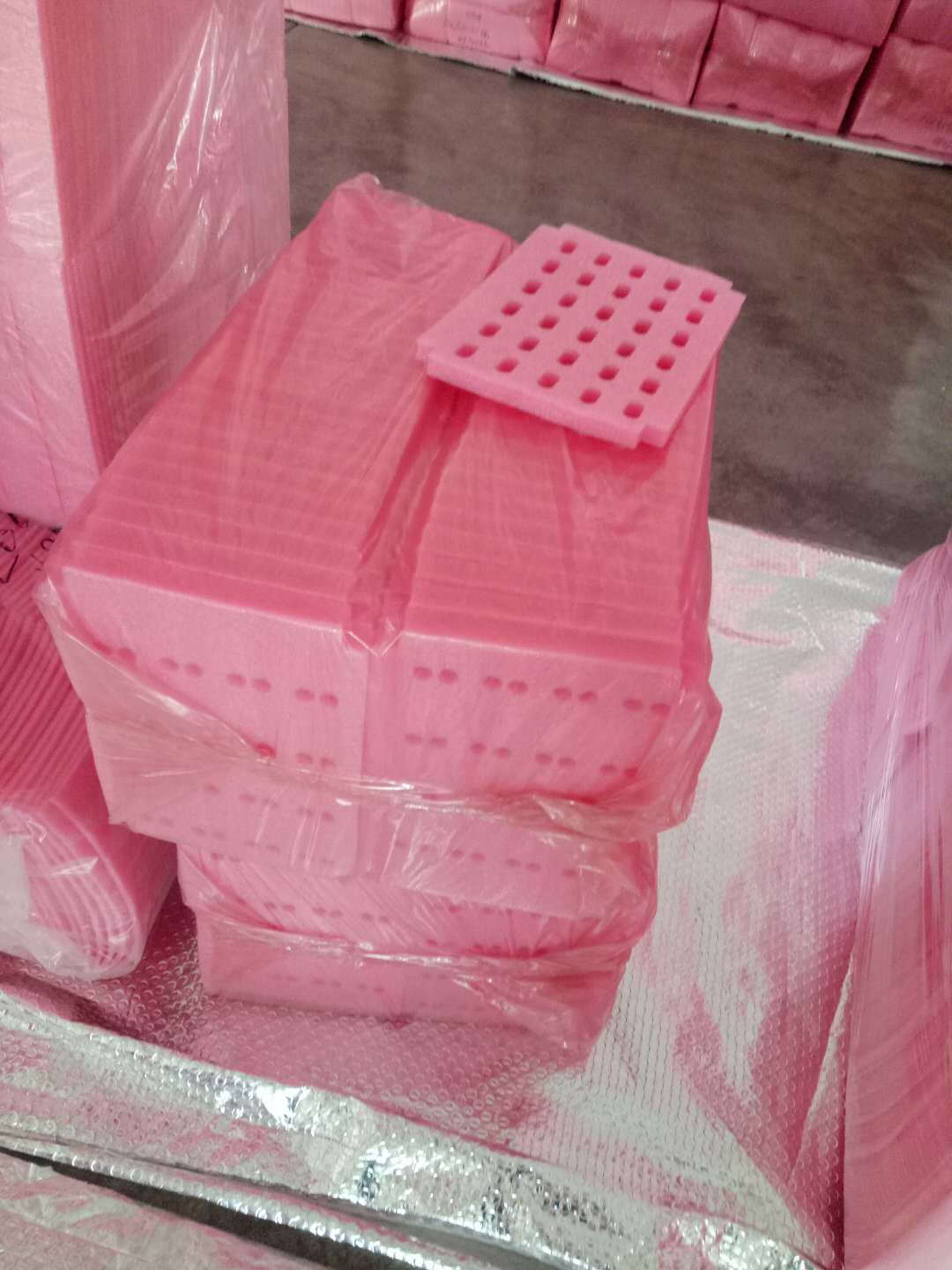 粉色白色珍珠棉复膜袋珍珠棉片材异型材防震防摔包装