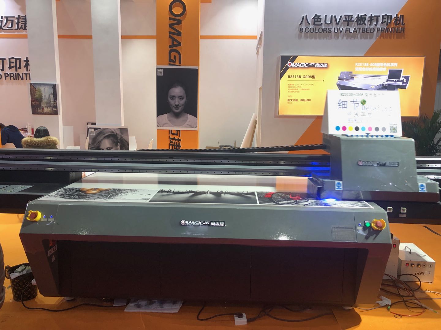北京天津河北八色UV平板喷绘机大幅面UV平板打印机