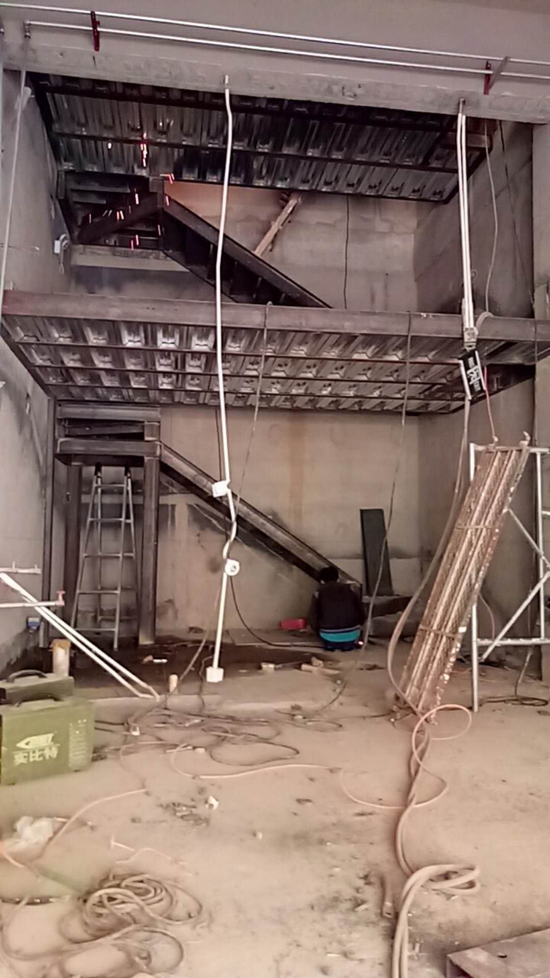 北京阁楼楼梯焊接，承接钢结构厂房搭建，厂房隔层制作