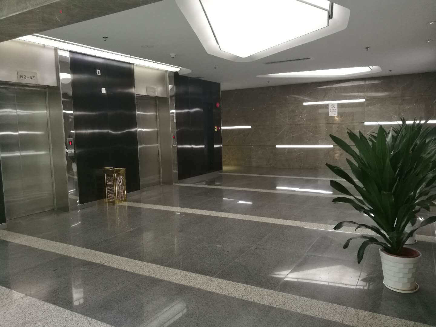 深圳北龙华地铁口附近写字楼出租 业主直租、精装修、可拎包办公